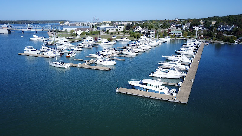 CenterPointe Marina Cottages - Marina in Sturgeon Bay
