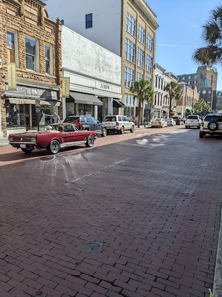 WORTHWHILE - Women's clothing store in Charleston