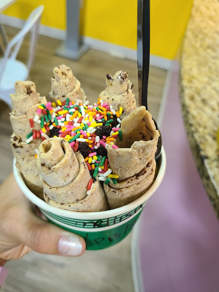 Curly Cream Rolled Icecream - Ice cream shop in Destin