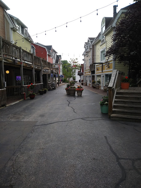 Old Harbor Village - Shopping mall in South Haven