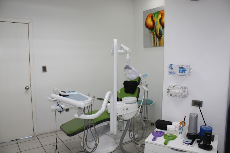 Dental Dr.Ubaldo Cuadras - Dentistry - Veneers & Implants - Dental clinic in Centro