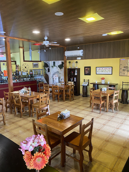 Italianissimo La Fortuna - Italian restaurant in 200 m norte del Banco Nacional