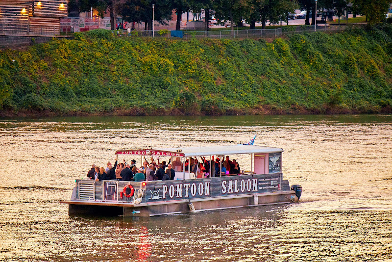 Pontoon Saloon - Boat tour agency in Nashville