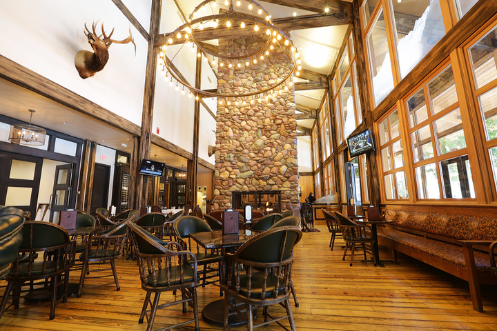 Logan's Bar & Grill at Grouse Mountain Lodge - Bar & grill in Whitefish