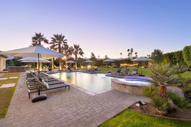 TRAVLR Vacation Homes photo