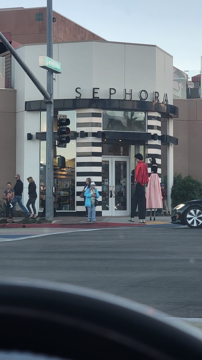 El Paseo Square - Shopping mall in Palm Desert