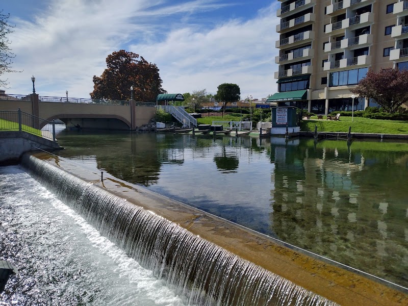 Geneva Tower Condominiums - Condominium complex in Lake Geneva