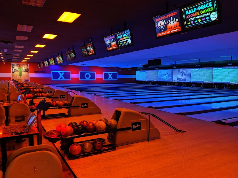 Lucky Strike Queens - Bowling alley in Woodside