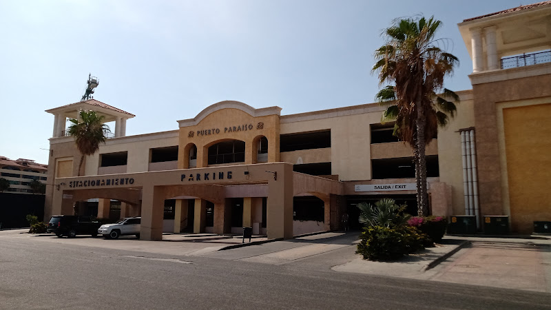 Plaza Puerto Paraiso - Shopping mall in Centro