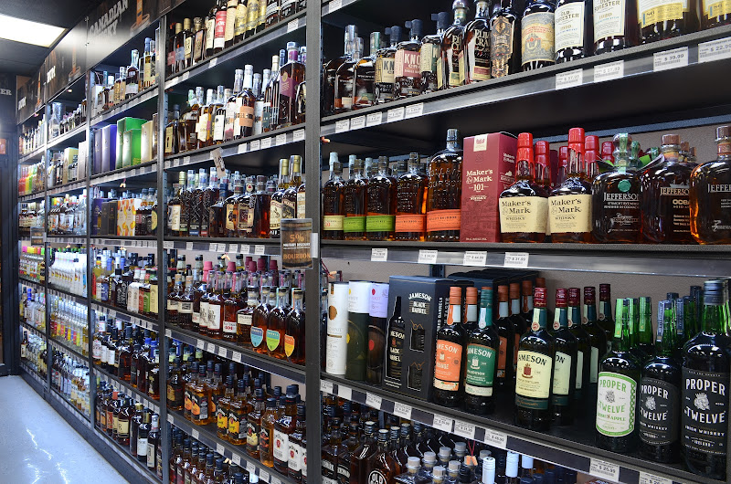 Nelson’s Liquor & Lounge