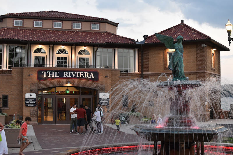 The Riviera Shops & Boathouse - Shopping mall in Lake Geneva