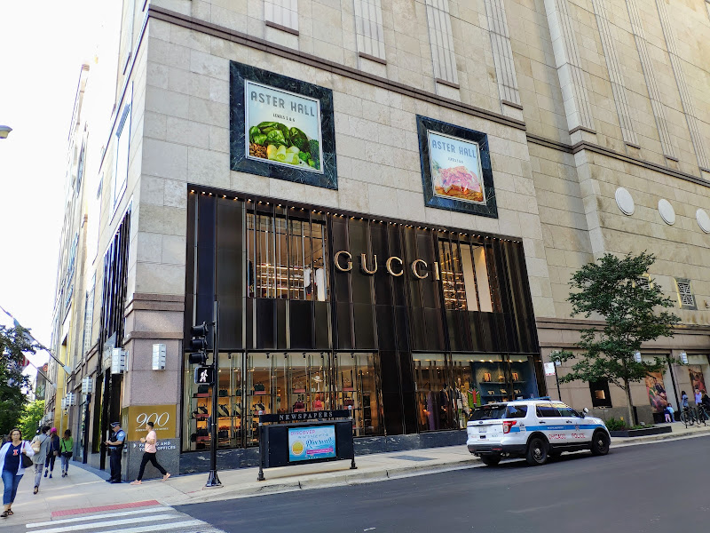 900 North Michigan Shops
