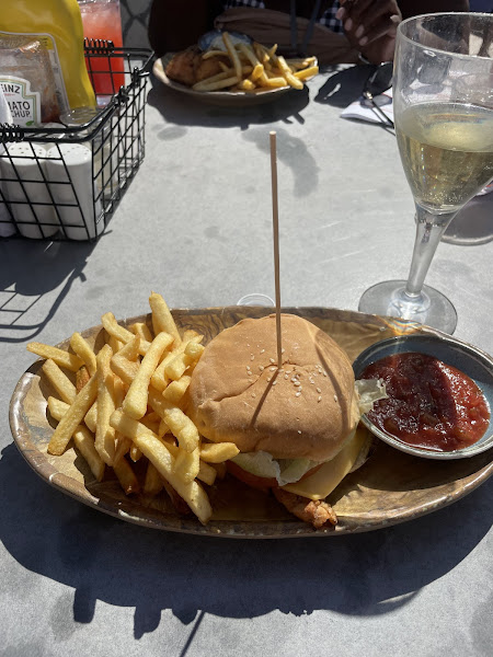 The Mariner seaside bar and grill - American restaurant in Kent Ave