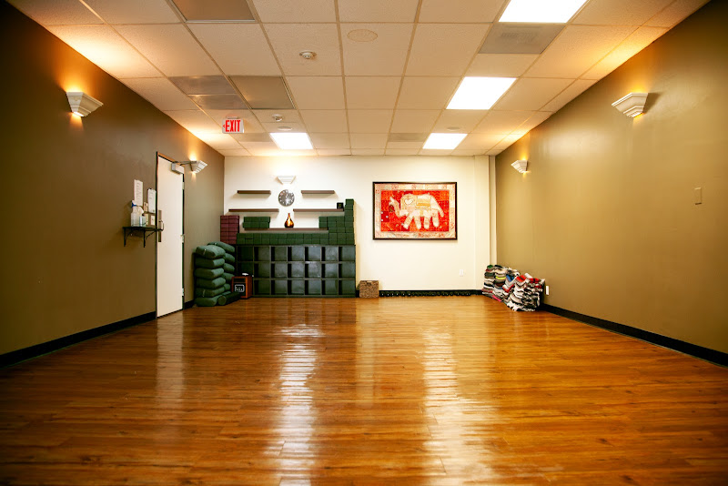 Red Diamond Yoga Palms - Yoga studio in Los Angeles