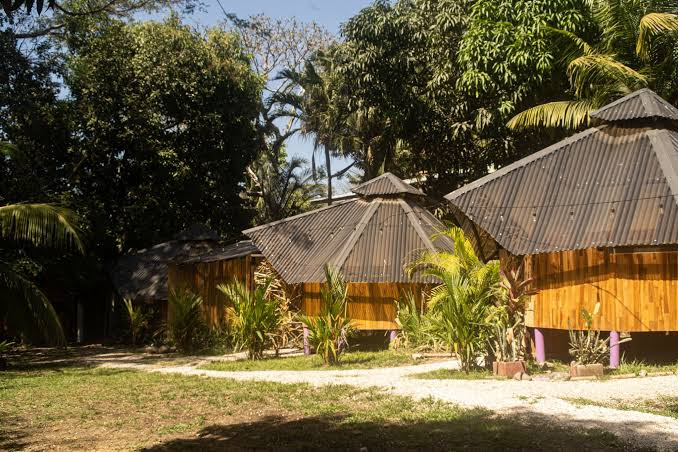 Lost Boyz Hideout - Hostel in 200m South of the Football Field 50m East