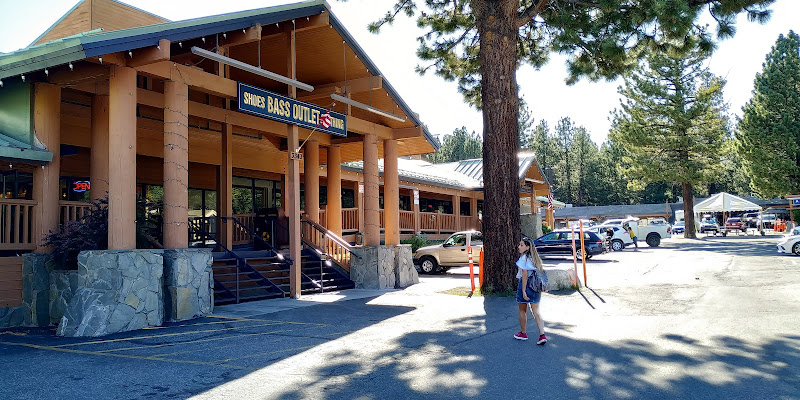 Red Rooster Shopping Center - Shopping mall in Mammoth Lakes