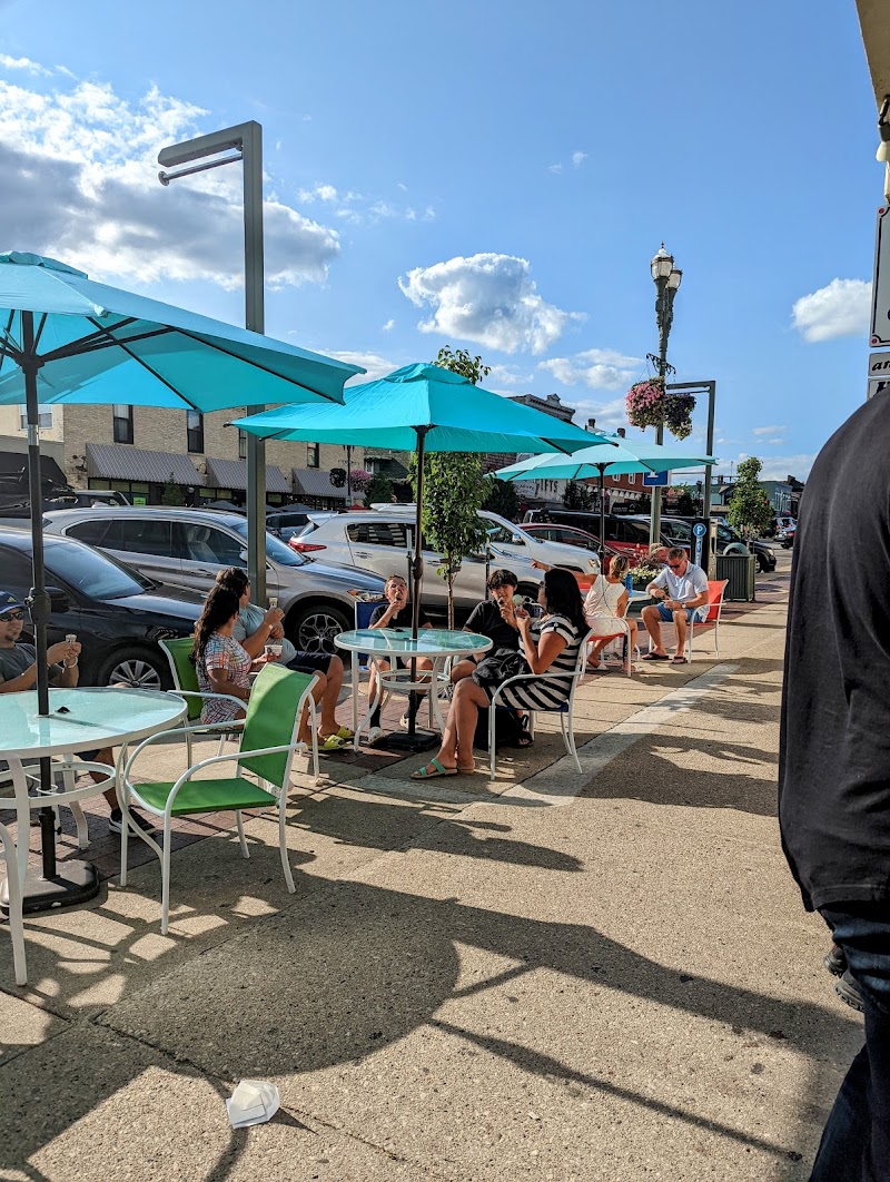 Scoops Ice Cream - Ice cream shop in Lake Geneva