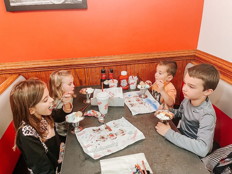Friendly's - Ice cream shop in South Portland