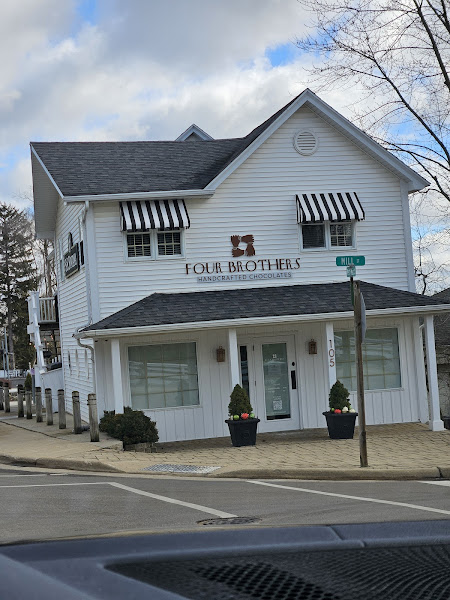 Four Brothers Chocolates Fontana - Chocolate shop in Fontana-On-Geneva Lake