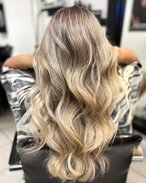 VR hair design & color master - Beauty salon in Av. Quintas California 3