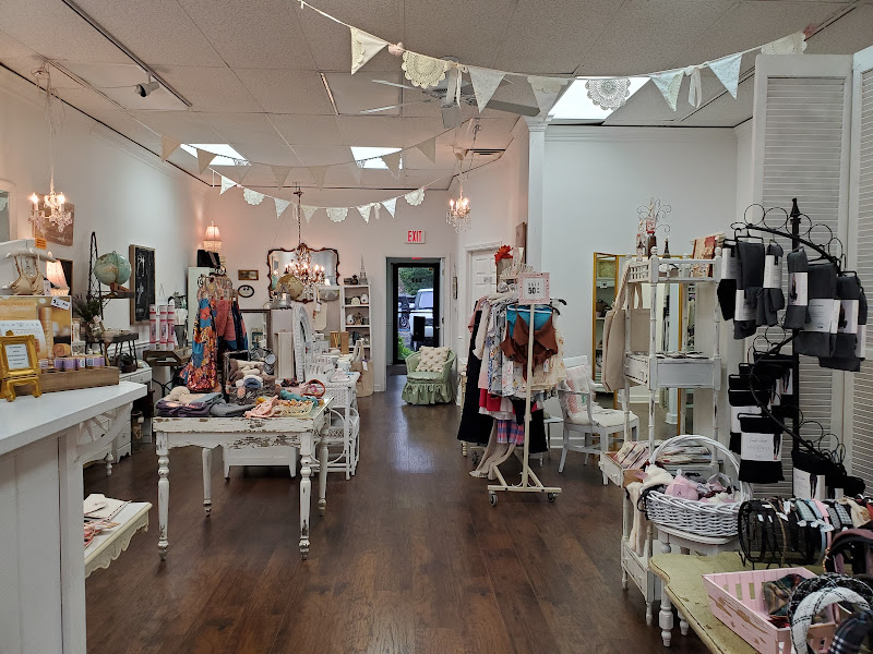 Tres Belle Boutique - Boutique in Lake Geneva