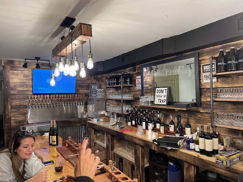 Huanchaco lounge - Beer store in Kill Devil Hills