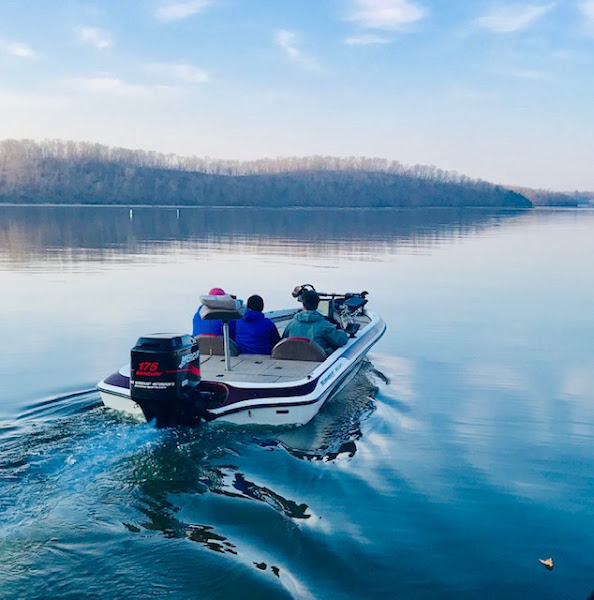 Catching Ozarks Fishing Guide - Fishing charter in Lake Ozark
