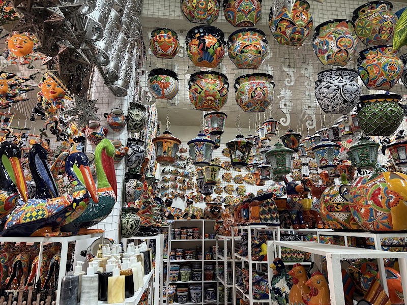 Avenida 32 Mercado de Artesanías - Tourist attraction in Obrera