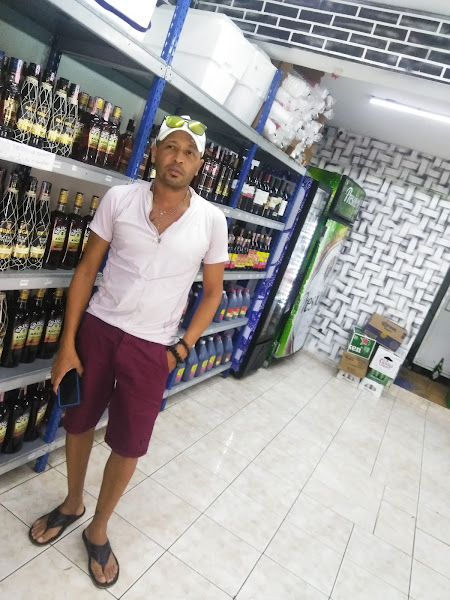 La Monarquia Liquorstore - Bar in Gregorio de Lora