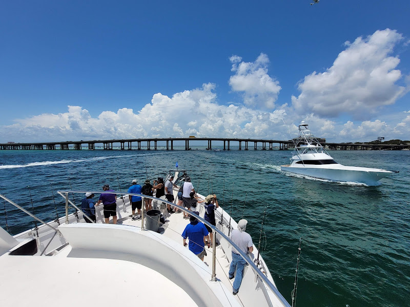 Pelican Adventures - Fishing charter in Destin