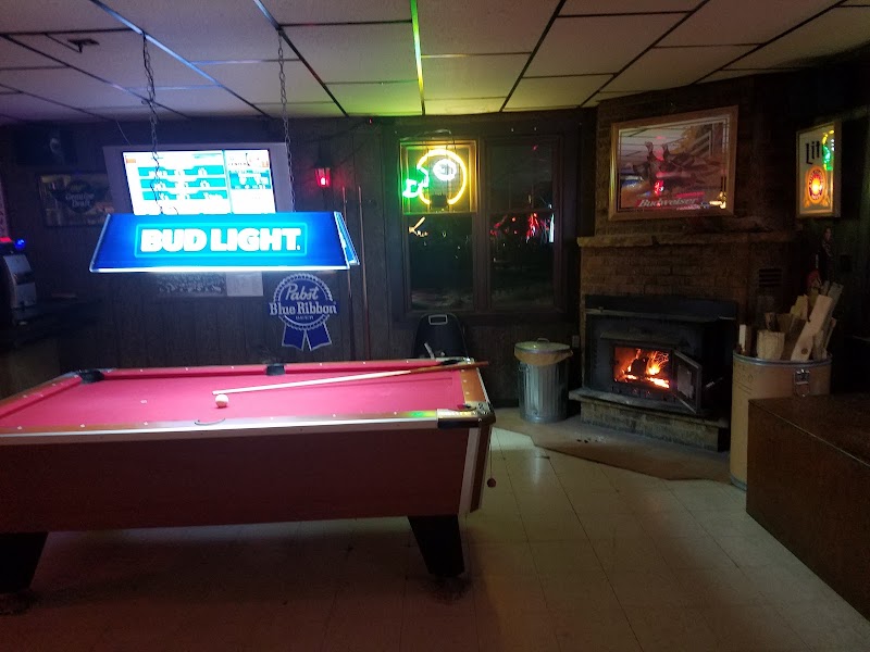 Dutch's Bar - Bar in Sturgeon Bay