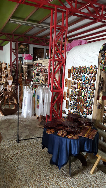Original Grand Gallery - Souvenir store in 500 m oeste del cementerio de la Fortuna Frente a