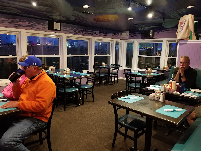 Hurricane Mo's Beachside Bar And Grill - Bar & grill in Kitty Hawk
