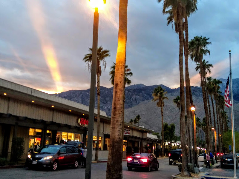 Smoke Tree Commons - Shopping mall in Palm Springs