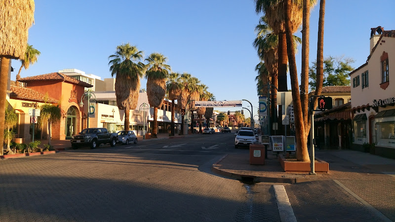 The Vineyard Shopping Center - Shopping mall in Palm Springs