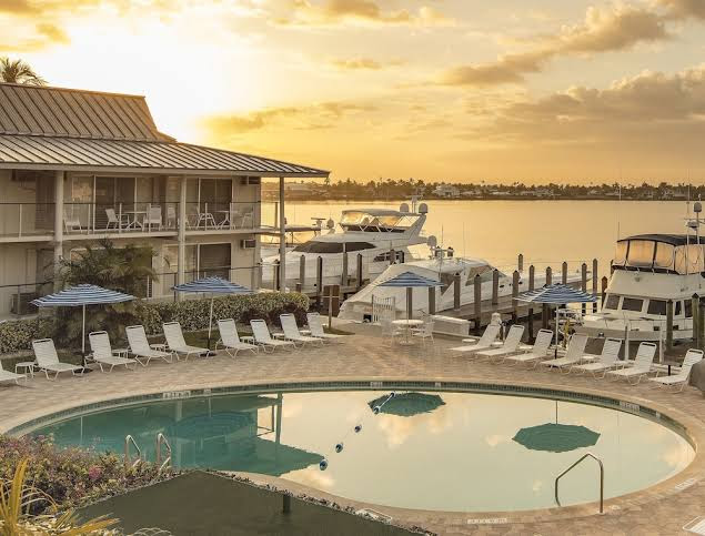 Cove Inn On Naples Bay