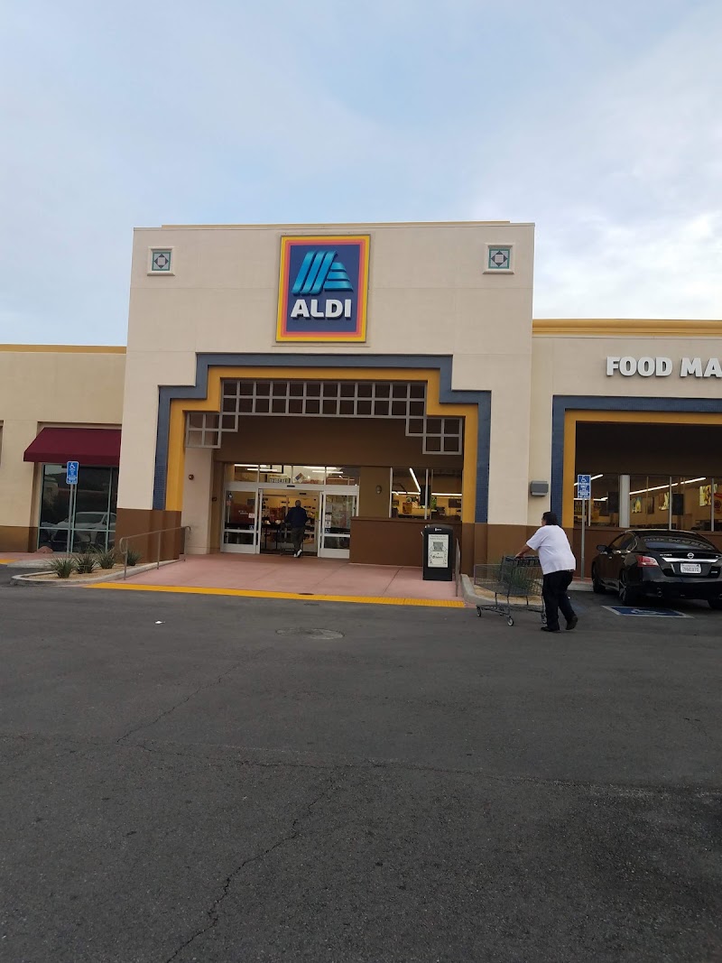 Desert Crossing - Shopping mall in Palm Desert