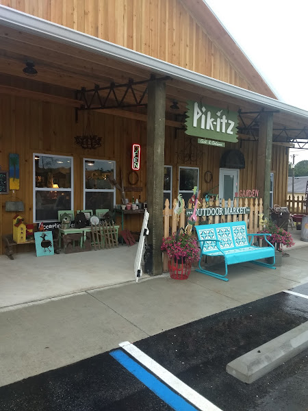 Pik-itz! Art & Antiques - Gift shop in Navarre