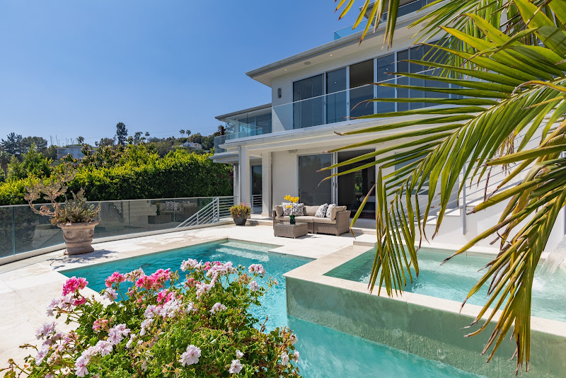 ESSENTIALYFE- Luxury Villa Rentals - Vacation home rental agency in Los Angeles