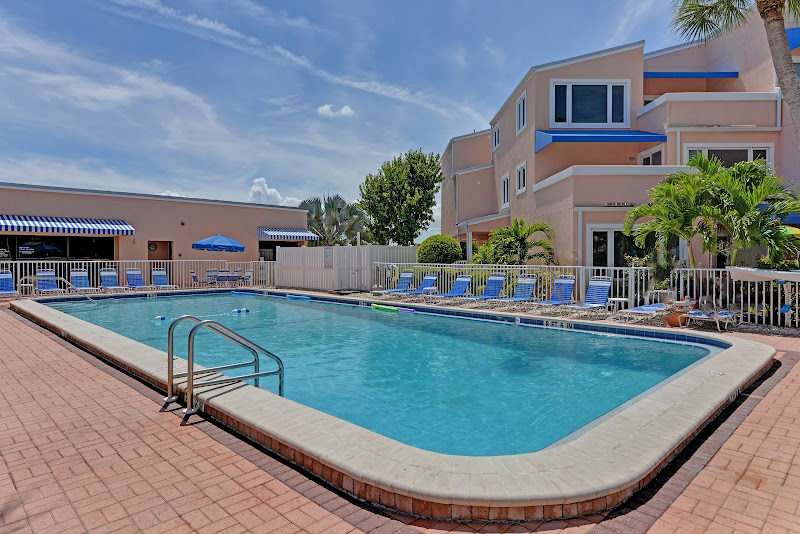 Sand Cay Beach Resort - Condominium complex in Longboat Key