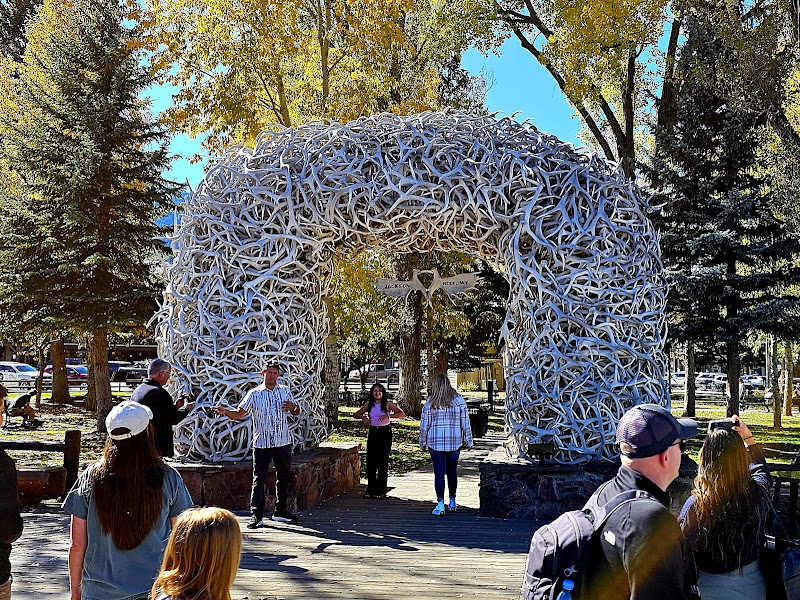 Elk Antler Arch - Tourist attraction in 10 E Broadway Ave