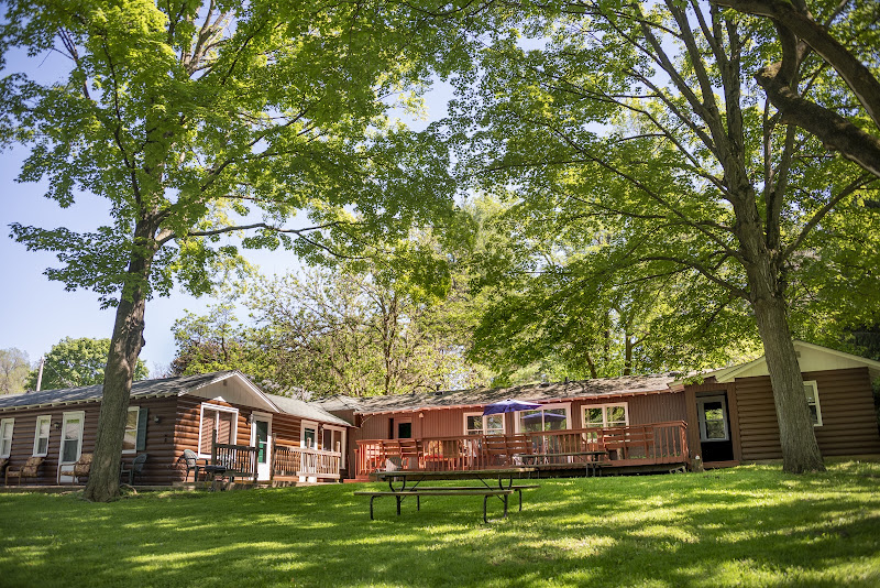 Harbor View Cabins - Motel in Williams Bay