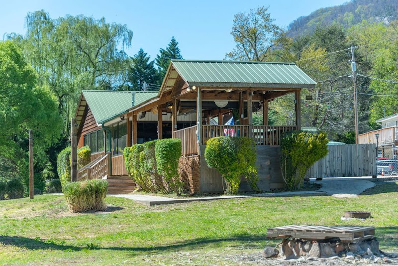 Geneva Riverside Lodging and Tiki Bar & Grill - Motel in Lake Lure