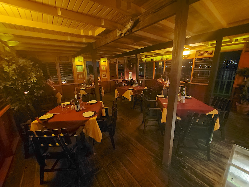 House Boat Grill Restaurant - Seafood restaurant in Alice Eldemire Dr