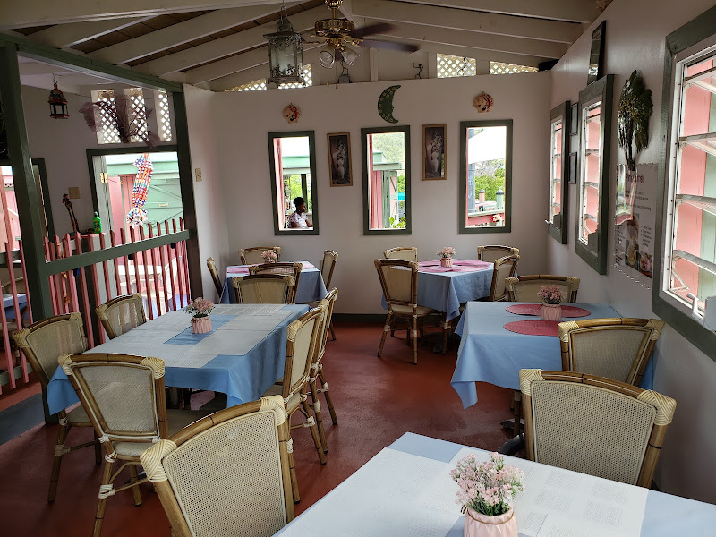 Ekaete Pink Corner - Restaurant in Coral Bay