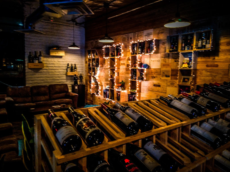 Rift Wine Bar & Taphouse - Wine bar in Scottsdale