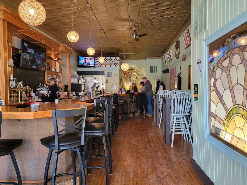 Roots & Rocks - Restaurant in Elkhorn