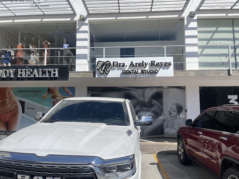 Dra. Arely Reyes - Dentist in Downtown
