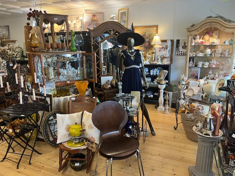 The Rabbit Hole - Vintage clothing store in Lake Geneva