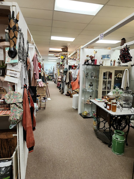 Off the Hook - Antique store in Osage Beach